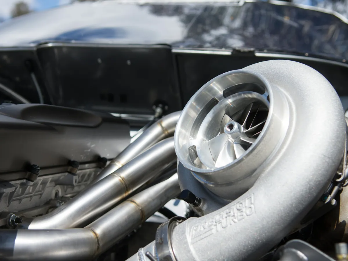 Zbliżenie turbosprężarki i kolektora w komorze silnika