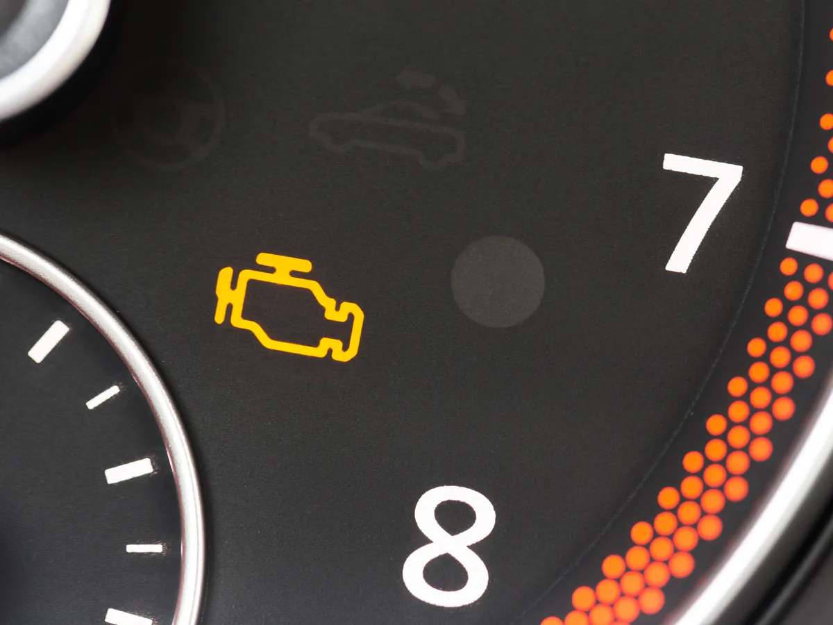 Żółta kontrolka check engine na zegarze samochodu