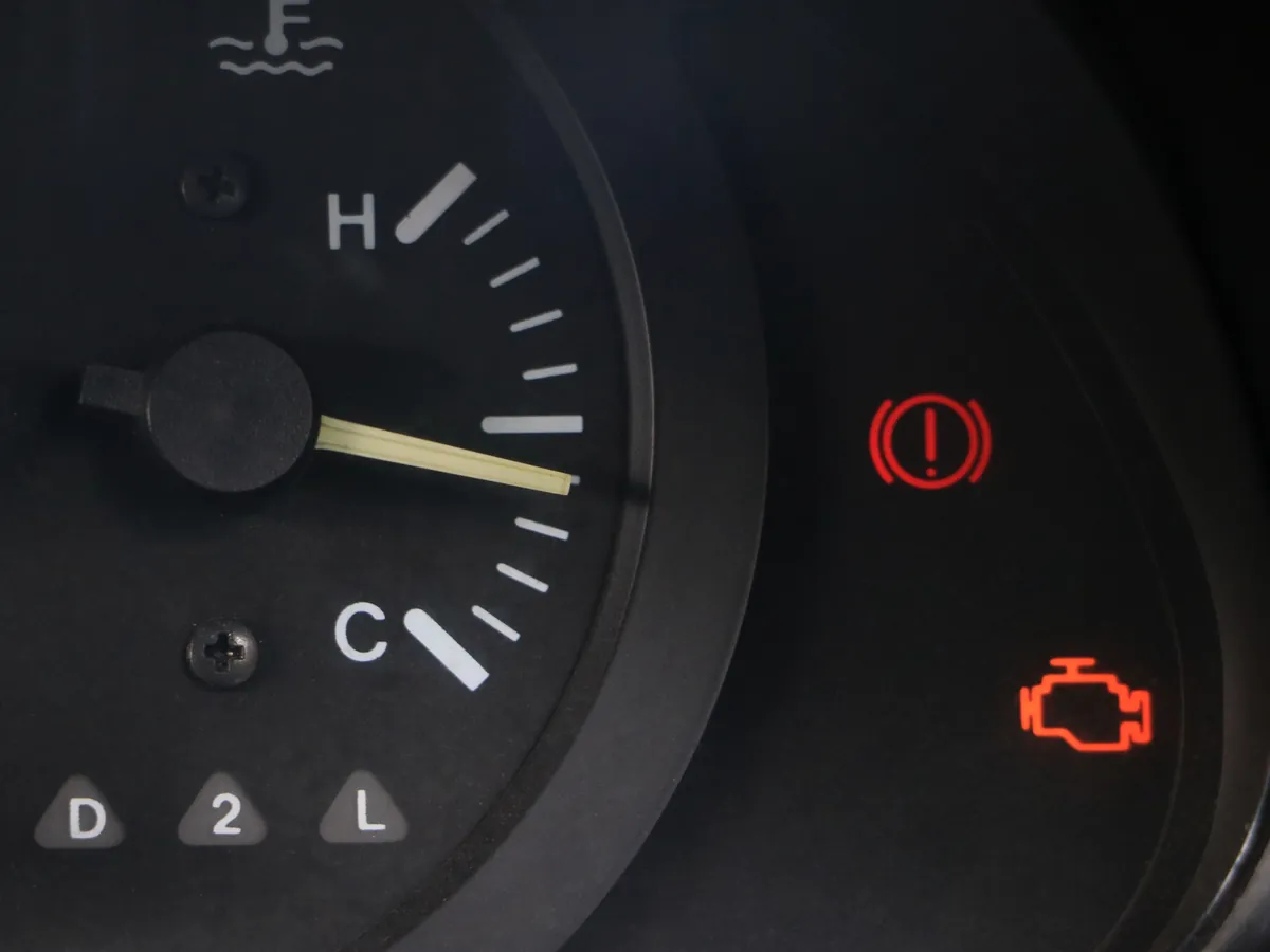 Wskaźnik temperatury silnika i kontrolka check engine na desce rozdzielczej