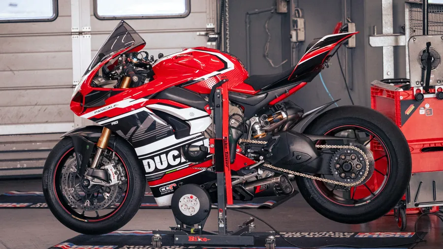 Motocykl na stanowisku hamowni