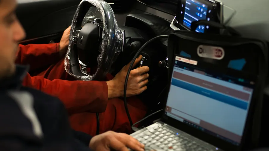 Laptop diagnostyczny podłączony do samochodu